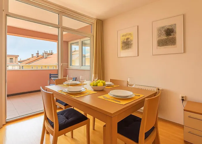 Near The Old Town - Happy * イゾラ